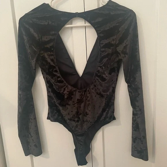 VELVET BLACK BODYSUIT- XS 🖤 - Picture 2 of 4